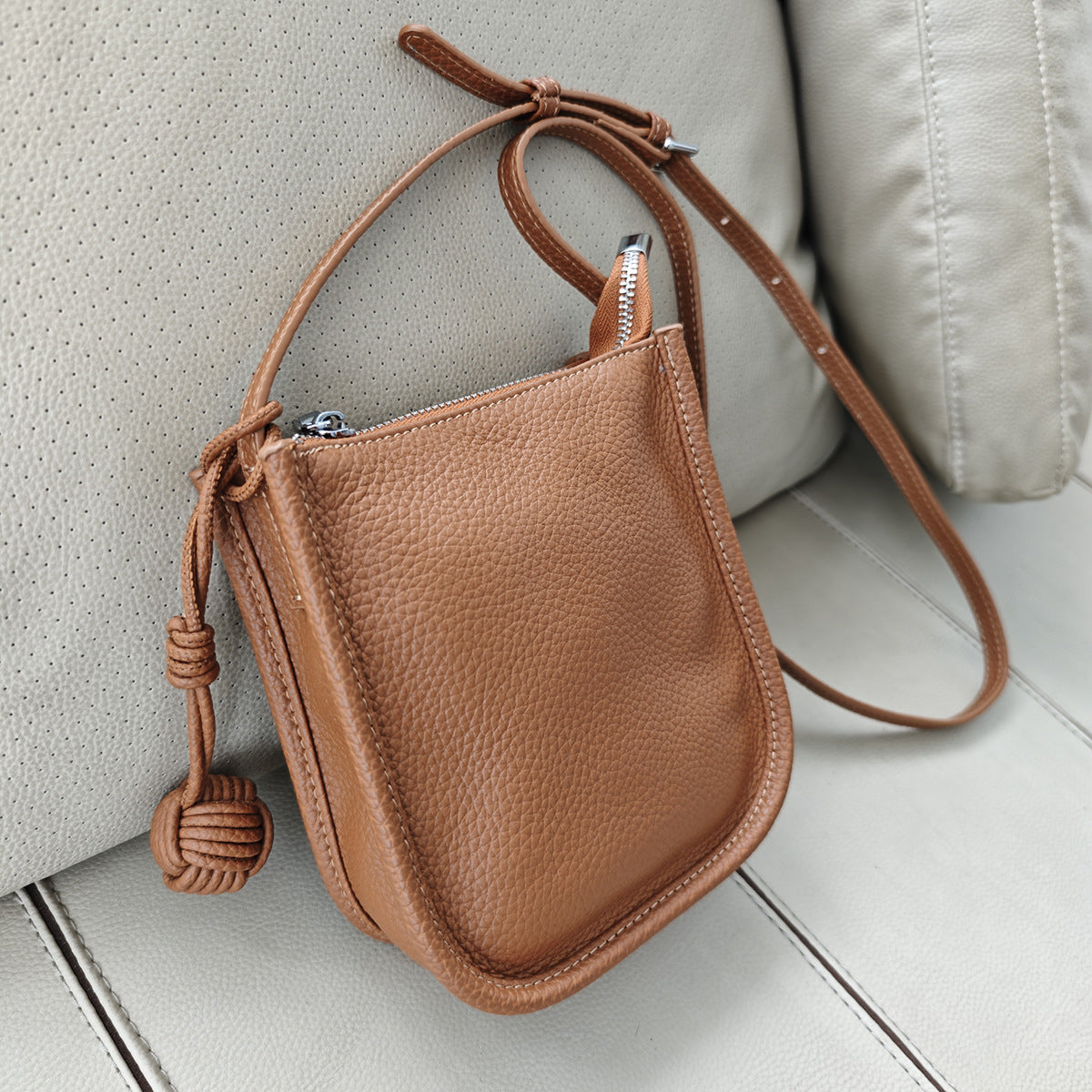 Genuine Leather Small Bucket Bag Trendy Small Bag for Women Fashion Woven Ball Phone Bag Versatile Shoulder Crossbody Bag - 图片 14